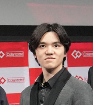 登壇し記念撮影に納まる宇野昌磨（撮影・森本幸一）