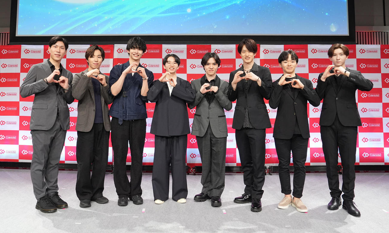 イベント後COポーズで記念撮影に納まる、左から田中刑事、三浦佳生、島田高志郎、友野一希、宇野昌磨、山本草太、鍵山優真、中田璃士（撮影・森本幸一）