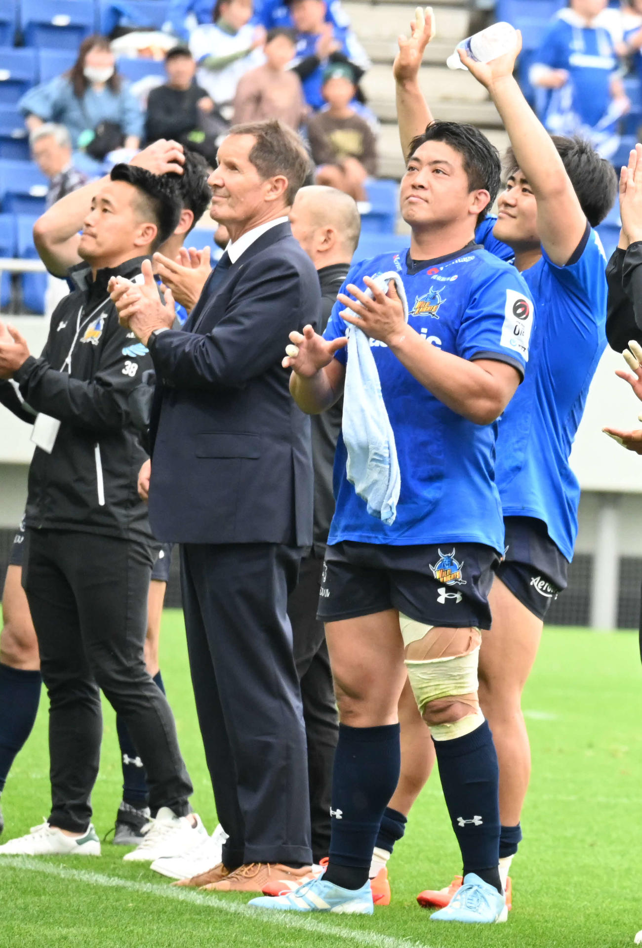 リーグ最終戦を終えてスタンドにあいさつするフッカー坂手（右から2人目）ら埼玉メンバー（撮影・飯岡大暉）