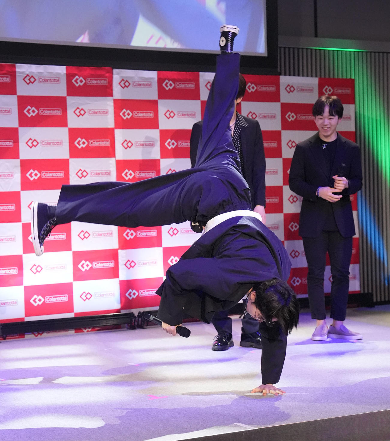 イベントに参加し登壇後に側転を披露する友野一希（撮影・森本幸一）