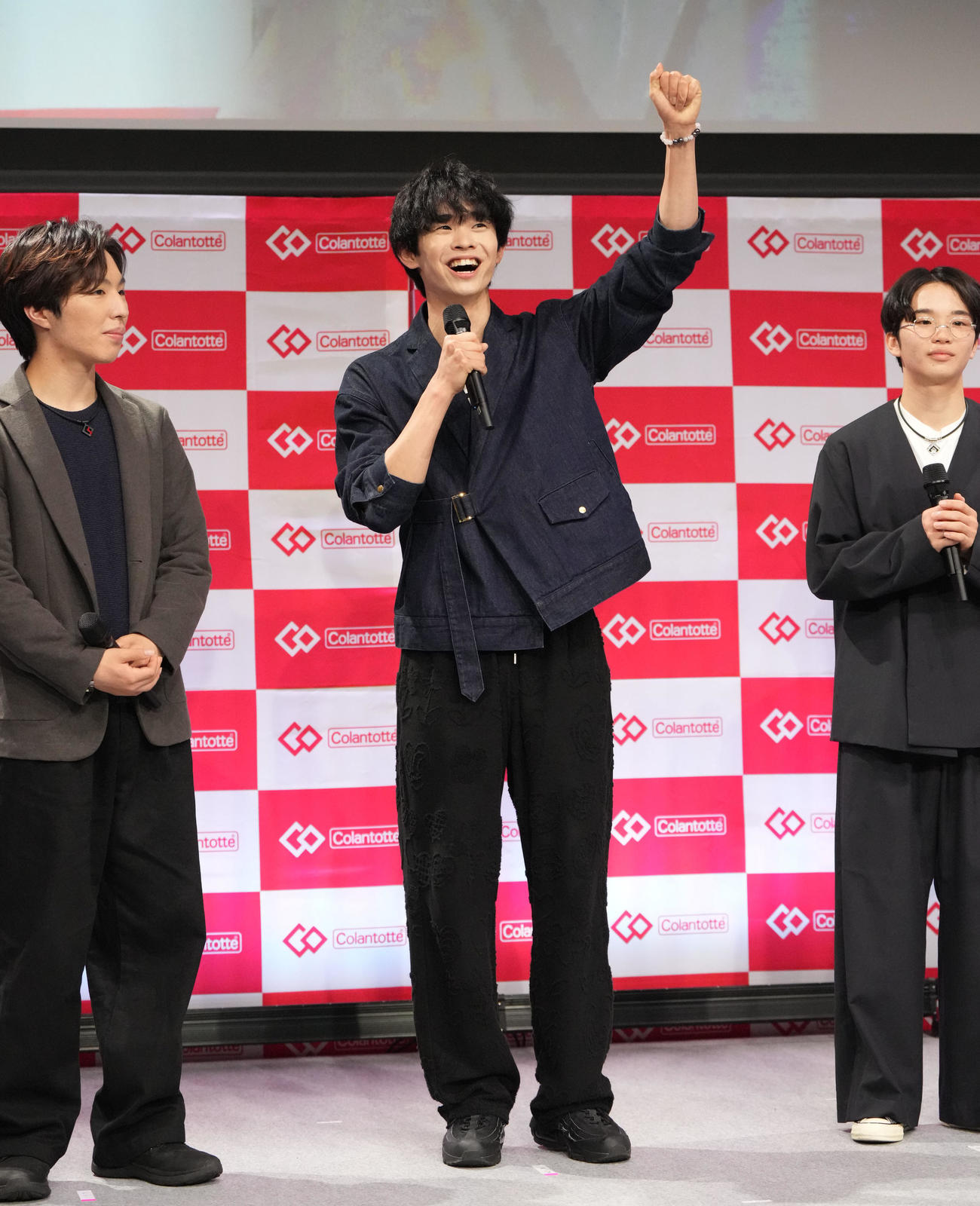 島田高志郎（中央）はイベントに参加し、あいさつをする（撮影・森本幸一）