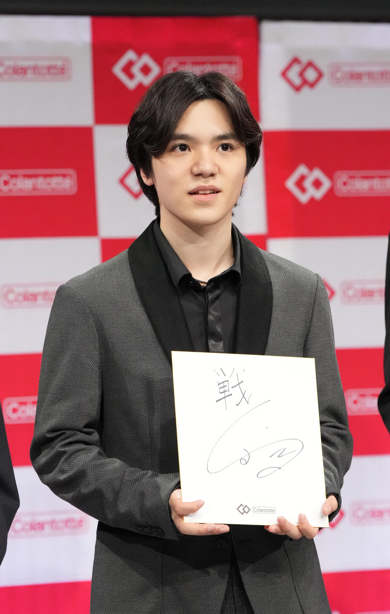 抱負を色紙に記し手にする宇野昌磨さん（撮影・森本幸一）