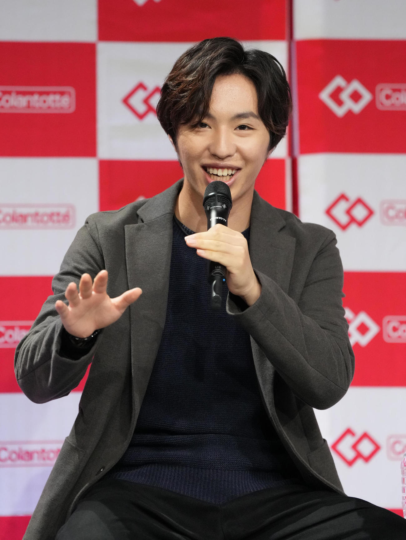 イベントに参加し話をする三浦佳生（撮影・森本幸一）