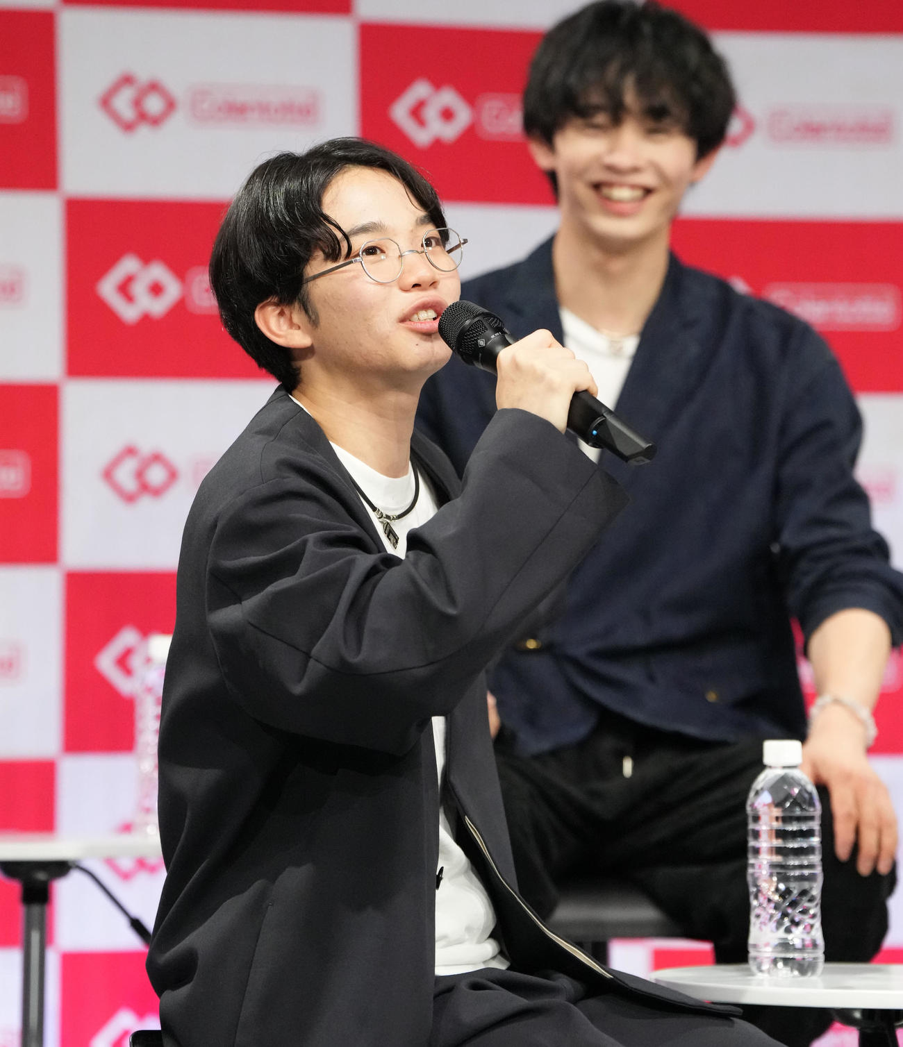 イベントに参加し話をする友野一希（左）右は島田高志郎（撮影・森本幸一）