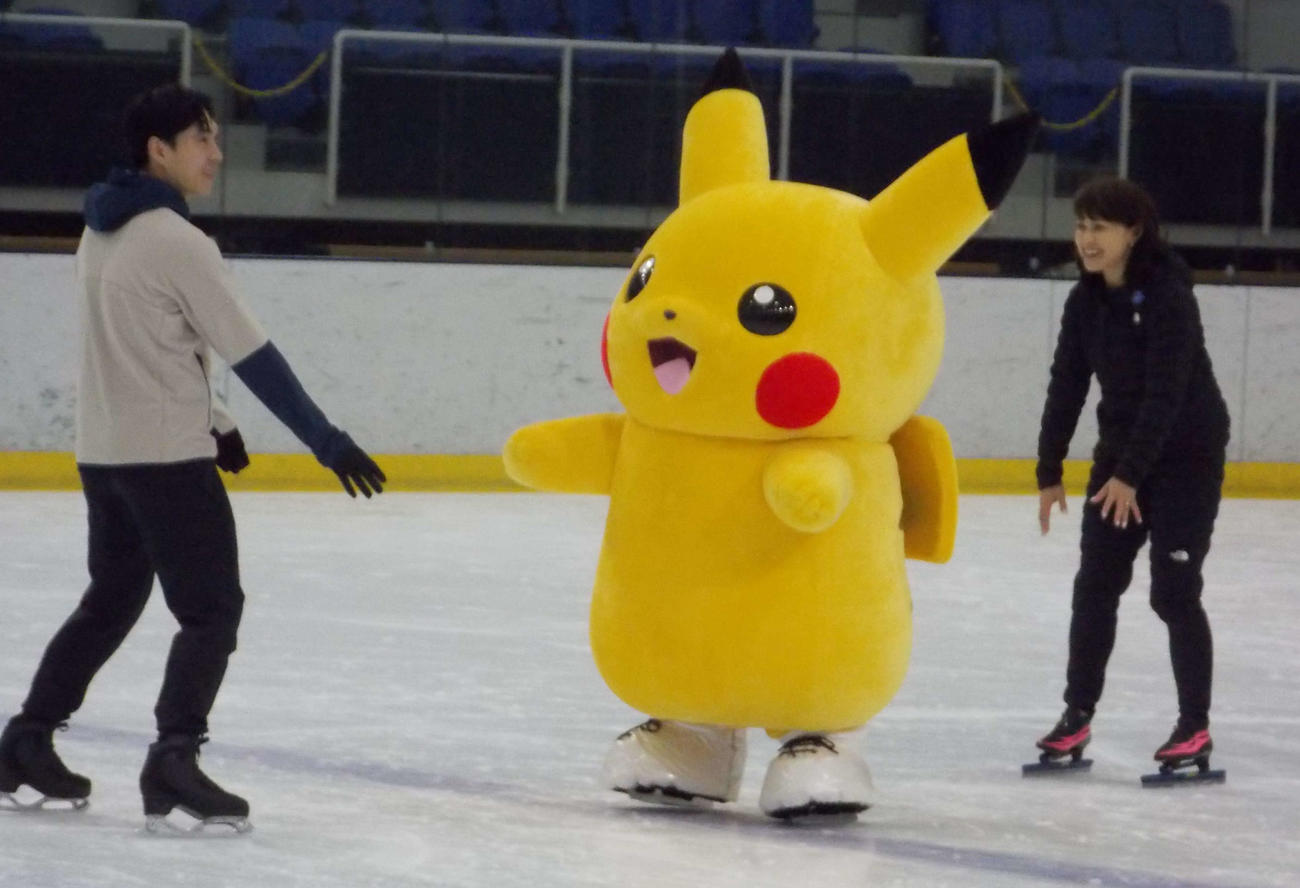 ポケモンスケートチャレンジのオープニングイベントでピカチュウと滑る田中刑事さん（左）、岡崎朋美さん（撮影・松本航）（C）2025 Pokemon.（C）1995－2025 Nintendo／Creatures Inc.／GAME FREAK inc.