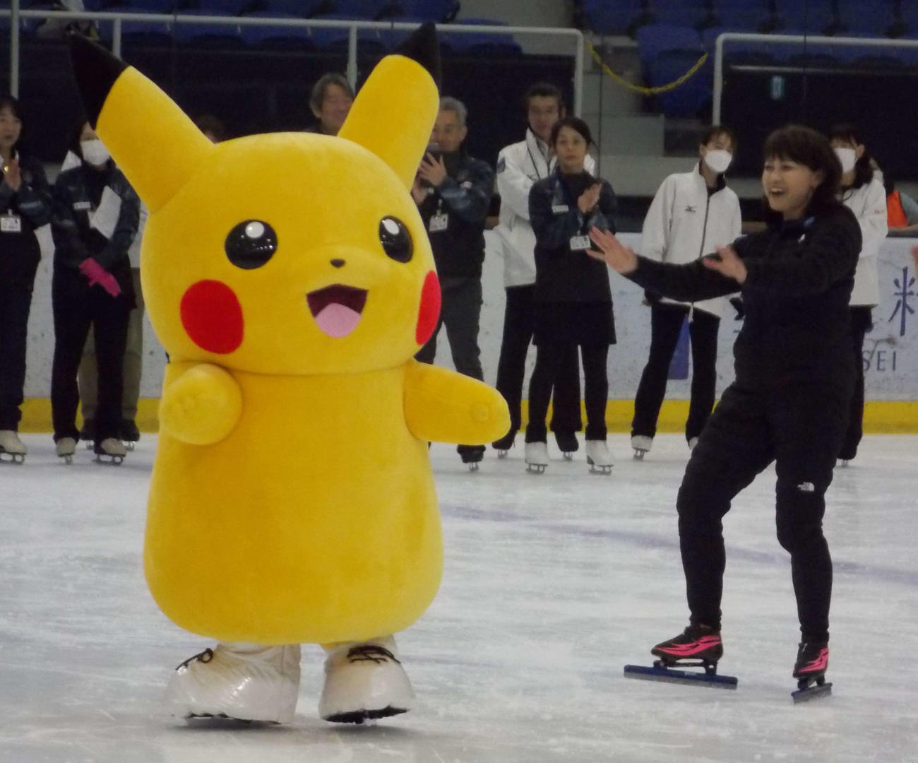 ポケモンスケートチャレンジのオープニングイベントでピカチュウと滑る岡崎朋美さん（撮影・松本航）（C）2025 Pokemon.（C）1995－2025 Nintendo／Creatures Inc.／GAME FREAK inc.