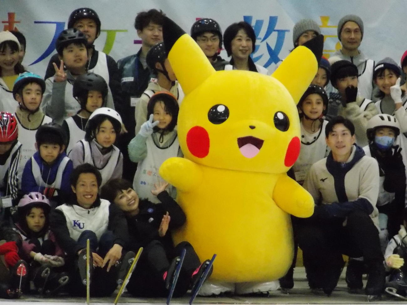 ポケモンスケートチャレンジのオープニングイベントを終え、写真に納まる村竹崇行さん（前列左から2人目）、岡崎朋美さん（同3人目）、田中刑事さん（前列右）ら（撮影・松本航）（C）2025 Pokemon.（C）1995－2025 Nintendo／Creatures Inc.／GAME FREAK inc.