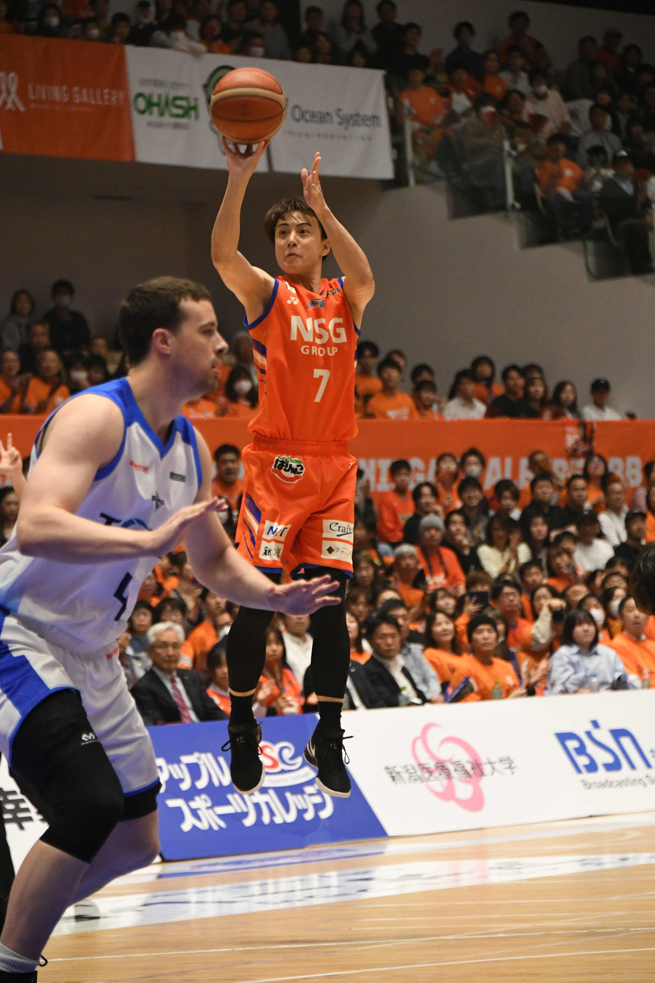 第1Q、3点シュートを狙う新潟の五十嵐