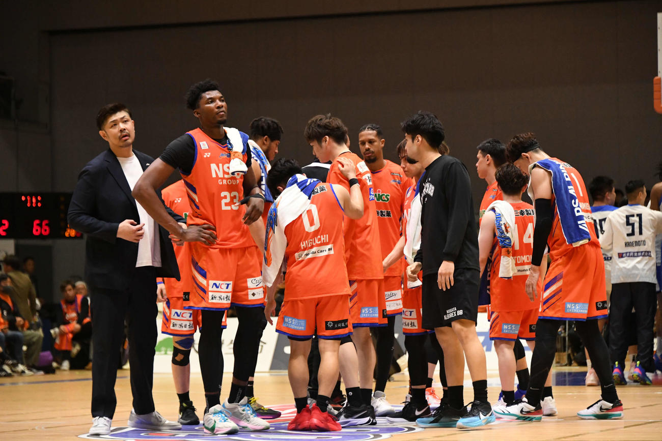 試合後、固い表情の新潟のメンバー