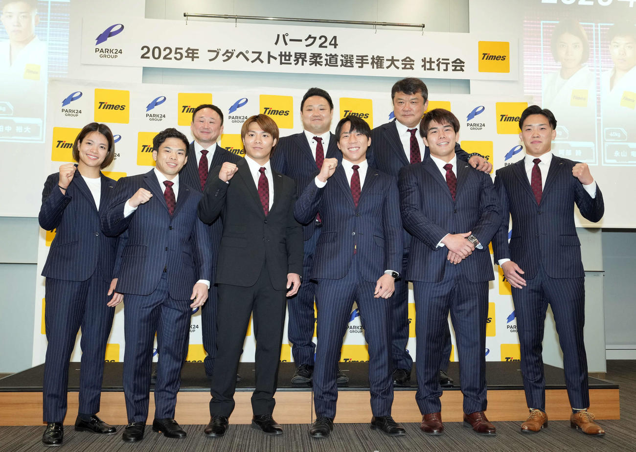 壮行会で念撮影に納まる、前列左から阿部詩、永山竜樹、阿部一二三、武岡毅、田嶋剛希、田中裕大。後列左から園田隆二監督、海老沼聖監督、吉田秀彦総監督（撮影・たえ見朱実）