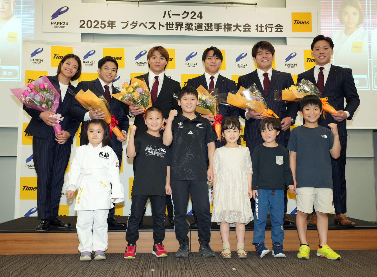 壮行会に駆けつけた柔道教室の子どもたちと記念撮影に納まるパーク24の所属選手たち。後列左から阿部詩、永山、阿部一、武岡、田嶋、田中（撮影・たえ見朱実）