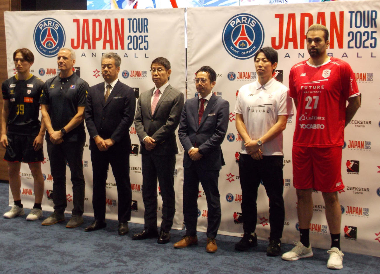 PSGハンドボールジャパンツアー開催決定会見に出席した右からジークスター東京の玉川裕康主将、佐藤智仁監督、実行委員長の黒田真一氏、日本協会の金丸恭文会長、宮本英範専務理事、日本代表のトニー・ジローナ監督、藤坂尚輝（撮影・松本航）