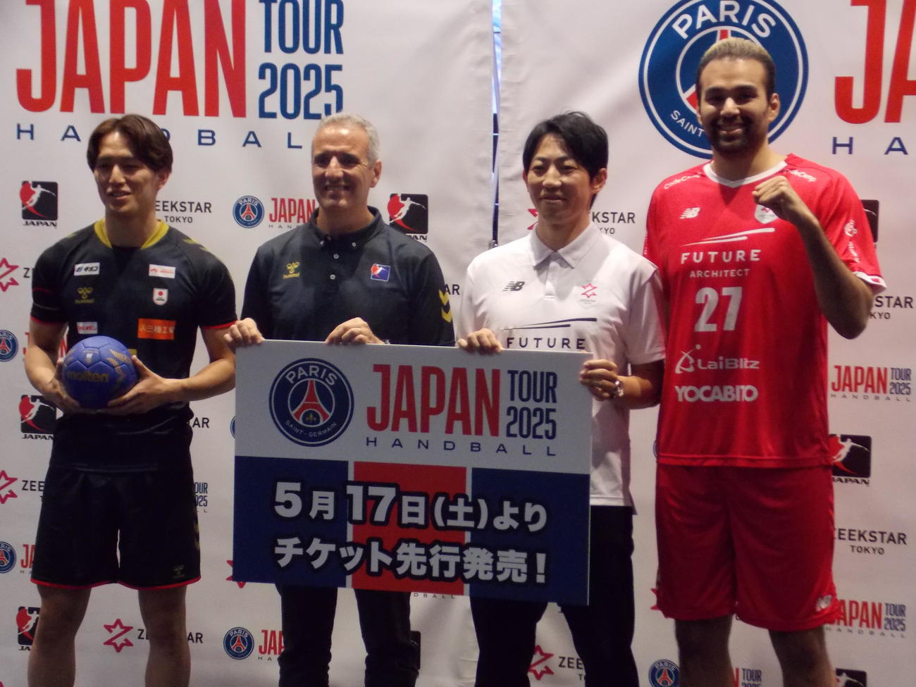 PSGハンドボールジャパンツアー開催決定会見に出席した右からジークスター東京の玉川裕康主将、佐藤智仁監督、、日本代表のトニー・ジローナ監督、藤坂尚輝（撮影・松本航）