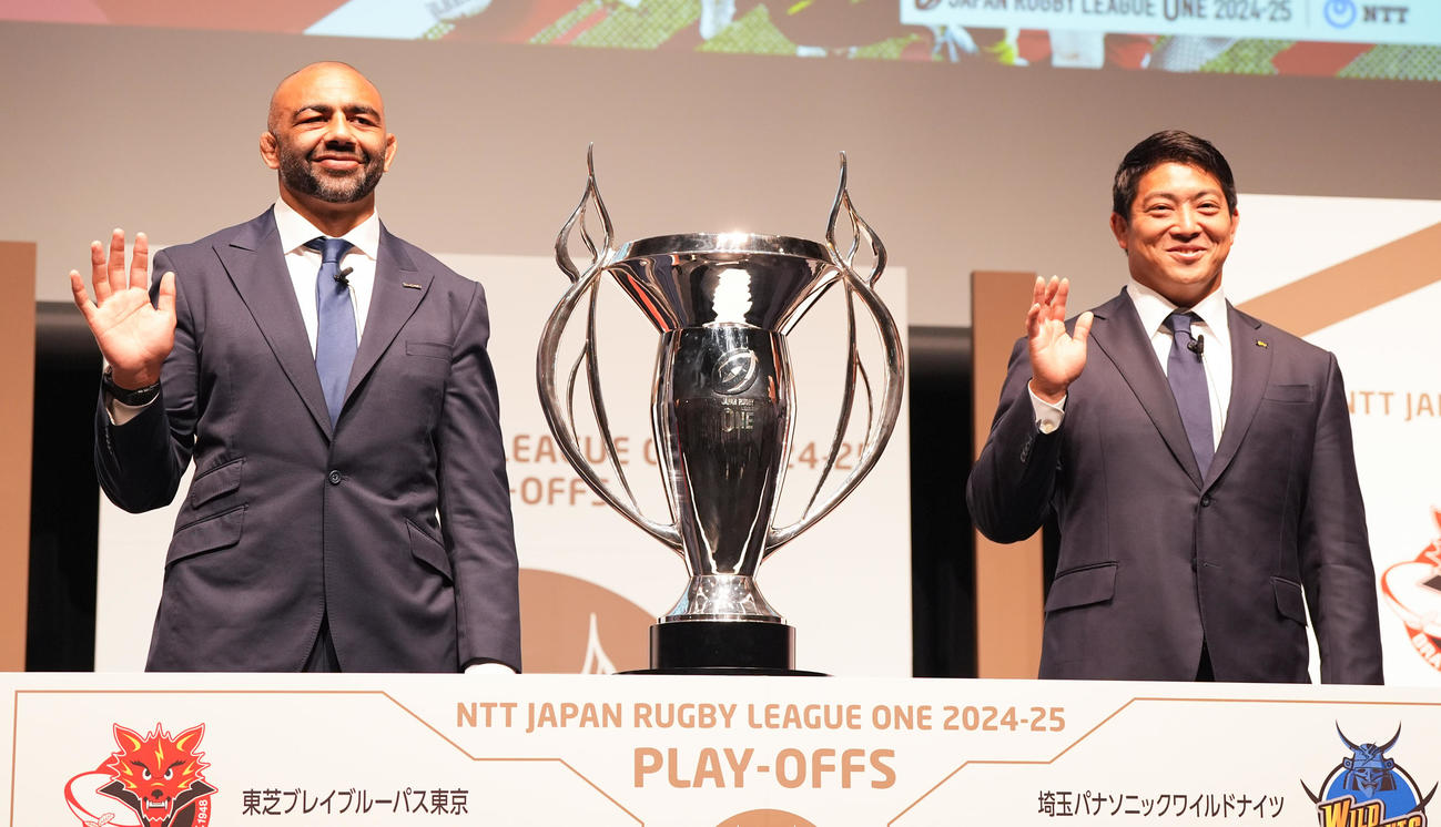 「NTTジャパンラグビー　リーグワン2024－25プレーオフトーナメント　メディアカンファレンス」　でフォトセッションに納まるBL東京リーチ（左）と埼玉坂手（撮影・鈴木みどり）