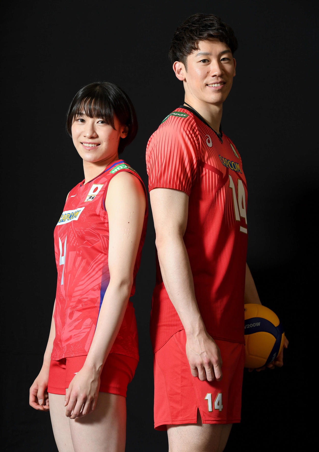 石川祐希（右）と妹の真佑（2023年撮影）