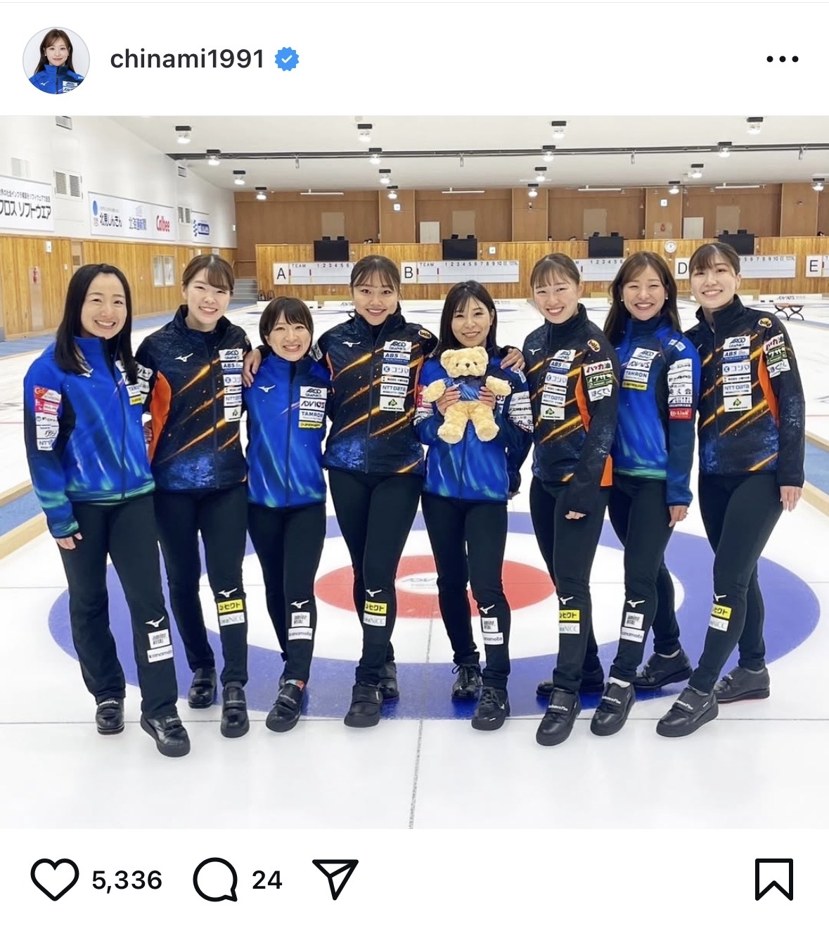 “ロコ婦人部”ショットを公開する吉田知那美（インスタグラムから）