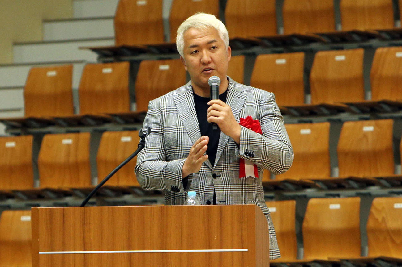 講演を行う柔道男子日本代表監督の鈴木氏（撮影・木村有優）
