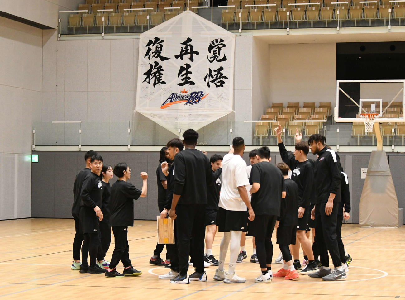 今季スローガン「覚悟　再生　復権」の六角だこのもと、岩手戦に向けた練習を行った新潟のメンバー