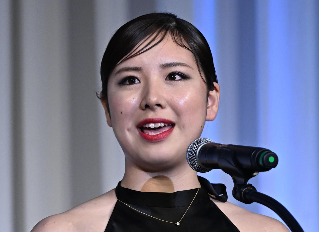 全日本スキー連盟表彰式で最優秀選手賞に選ばれ、あいさつするスノーボード女子アルペンの三木つばき（撮影・千葉一成）