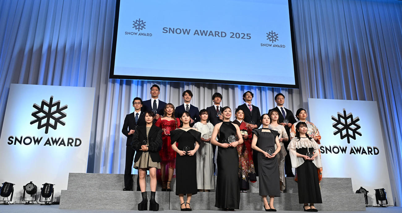 全日本スキー連盟表彰式で記念撮影する、前列左から村瀬心椛、葛西春香、三木つばき、葛西優奈、冨高日向子、中列左から山本涼太、吉村美乃梨、岩渕麗楽、弥永奈々、近藤心音、中西凜、後列左から須貝龍、武田竜、木俣椋真、馬場直人、白川尊則（撮影・千葉一成）