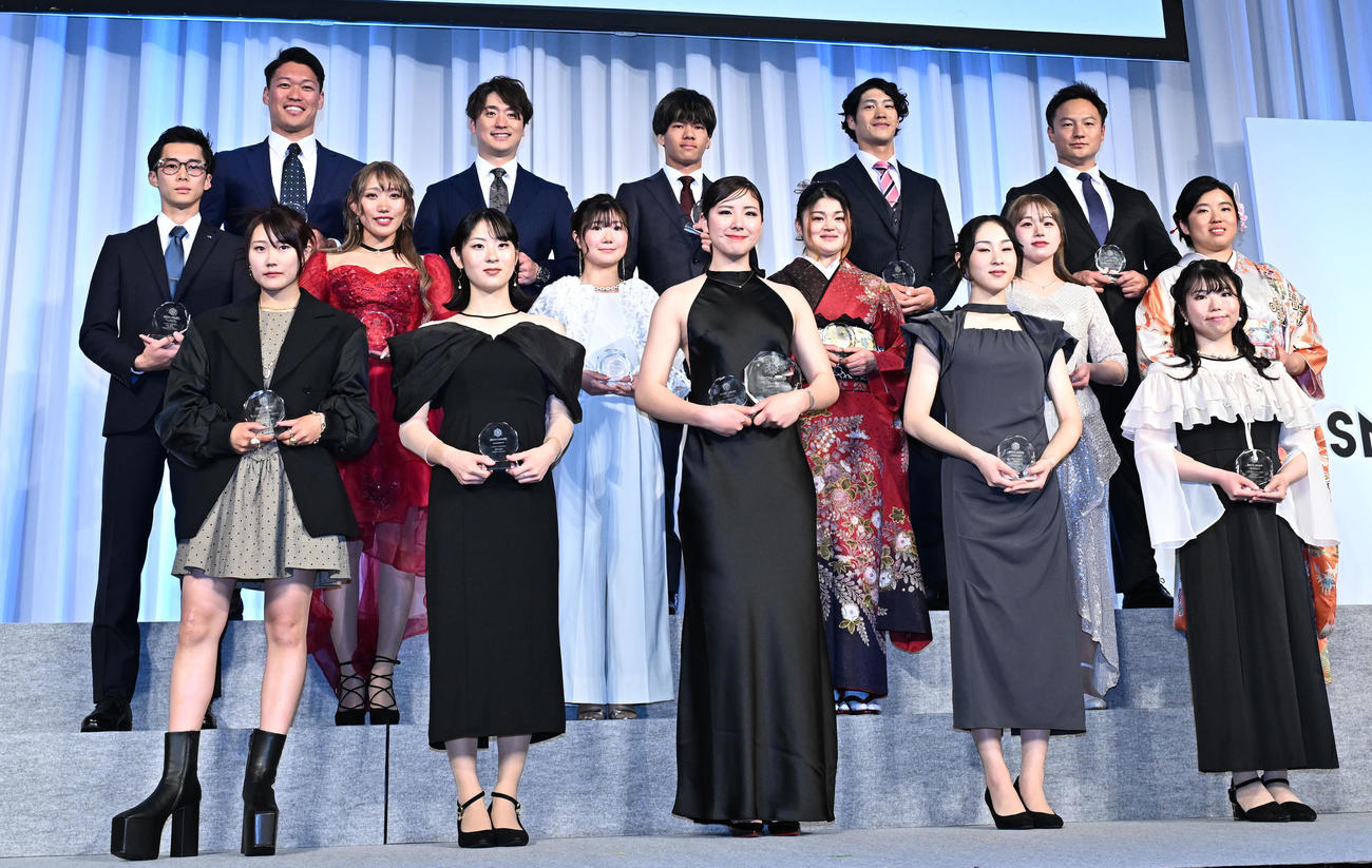 全日本スキー連盟表彰式で記念撮影する、前列左から村瀬心椛、葛西春香、三木つばき、葛西優奈、冨高日向子、中列左から山本涼太、吉村美乃梨、岩渕麗楽、弥永奈々、近藤心音、中西凜、後列左から須貝龍、武田竜、木俣椋真、馬場直人、白川尊則（撮影・千葉一成）