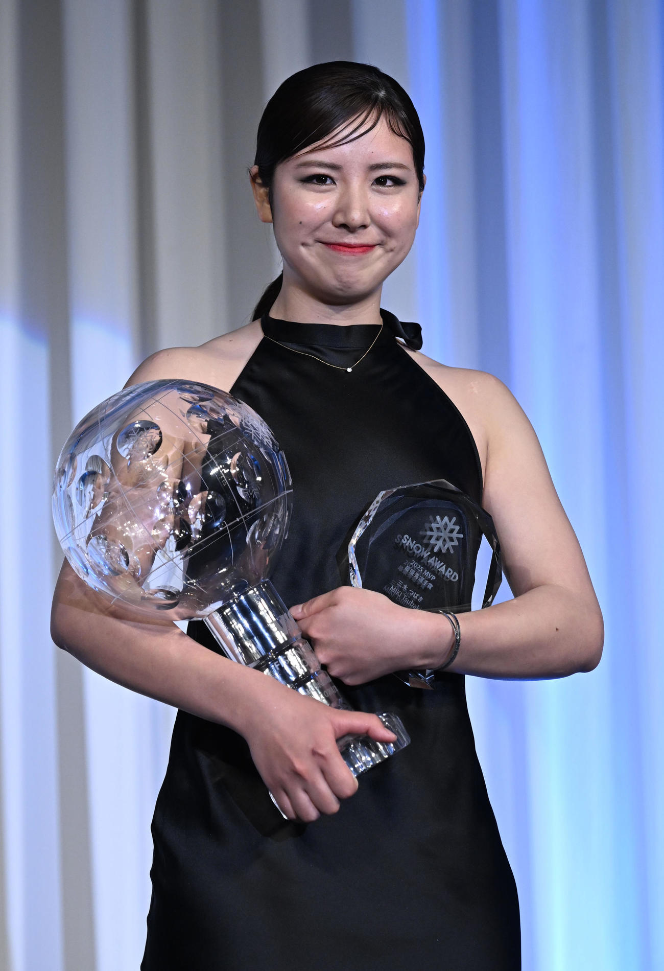 全日本スキー連盟表彰式で最優秀選手賞に選ばれたスノーボード女子アルペンの三木つばき（撮影・千葉一成）