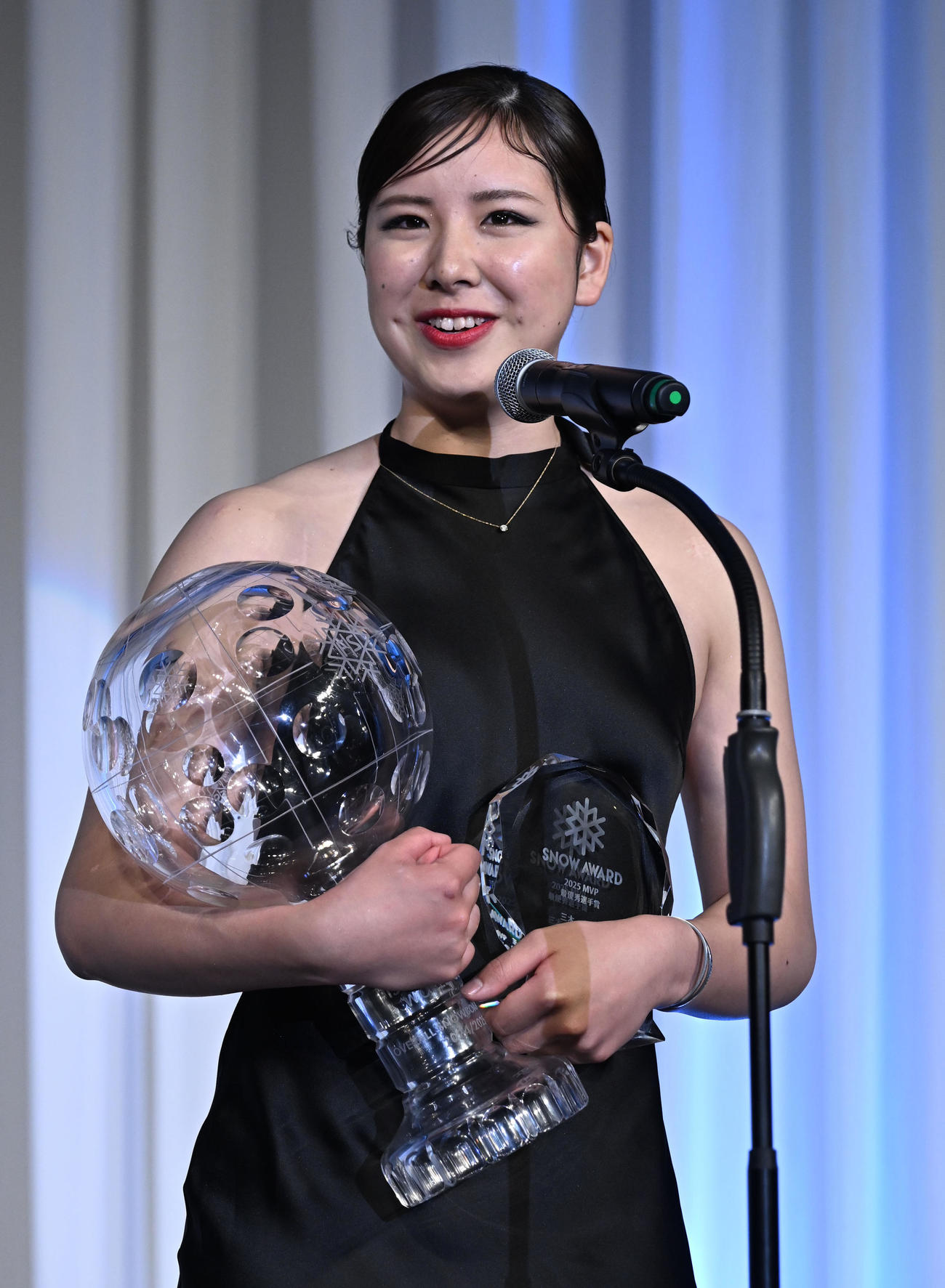 全日本スキー連盟表彰式で最優秀選手賞に選ばれ、あいさつするスノーボード女子アルペンの三木つばき（撮影・千葉一成）