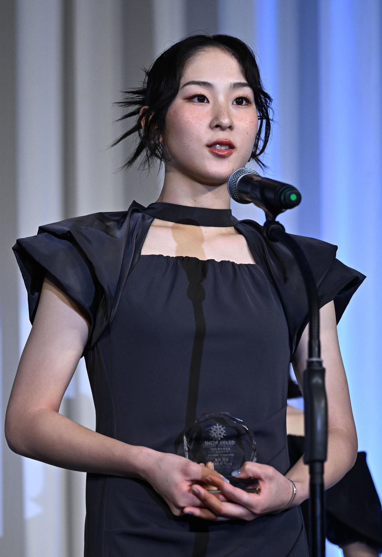 グレーのドレスで登壇した葛西優奈