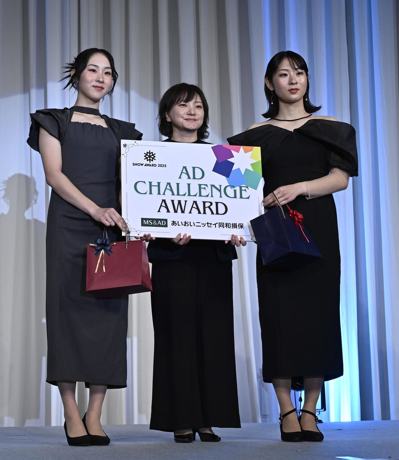 全日本スキー連盟表彰式でスポンサー表彰を受けたノルディックスキー複合女子の葛西優奈と妹の春香（撮影・千葉一成）