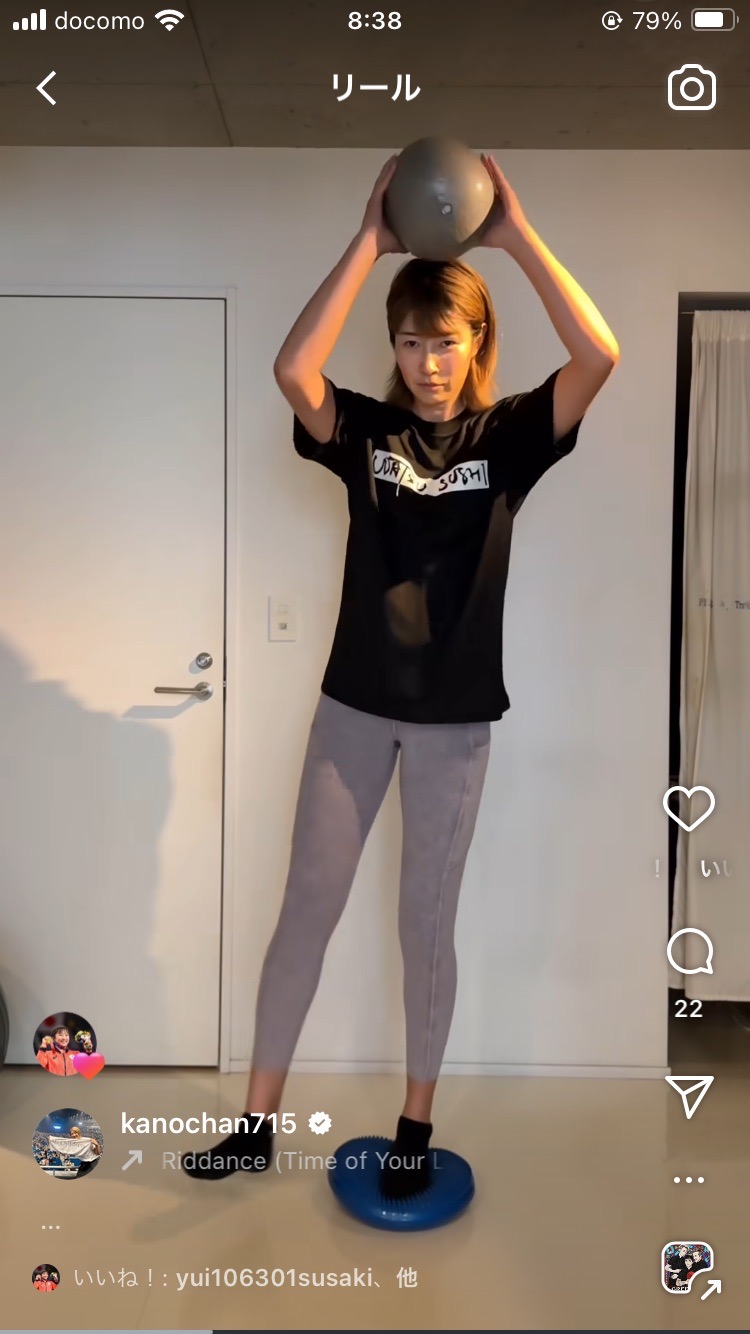 絶妙なバランス感覚を発揮する狩野舞子（インスタグラムから）