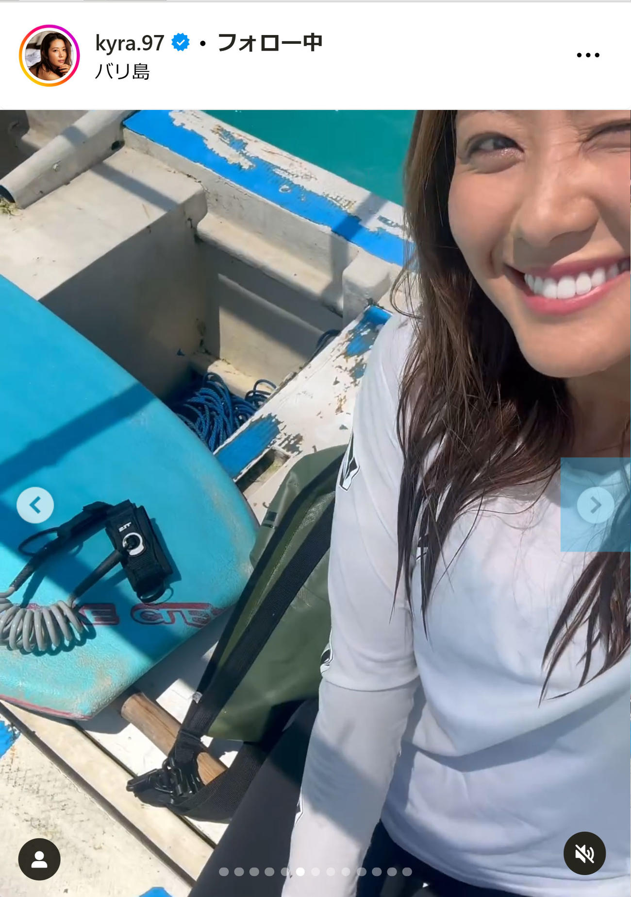 バリ島の民族衣装姿などを公開する白波瀬海来