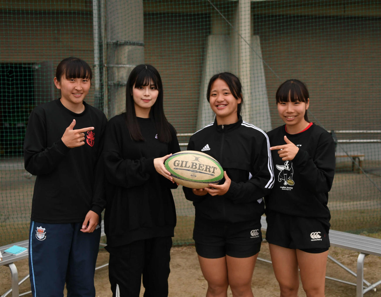 取材に応じてくれた県高校女子選抜の選手と。これから応援します（左から細川、1人おいて佐野、小熊）