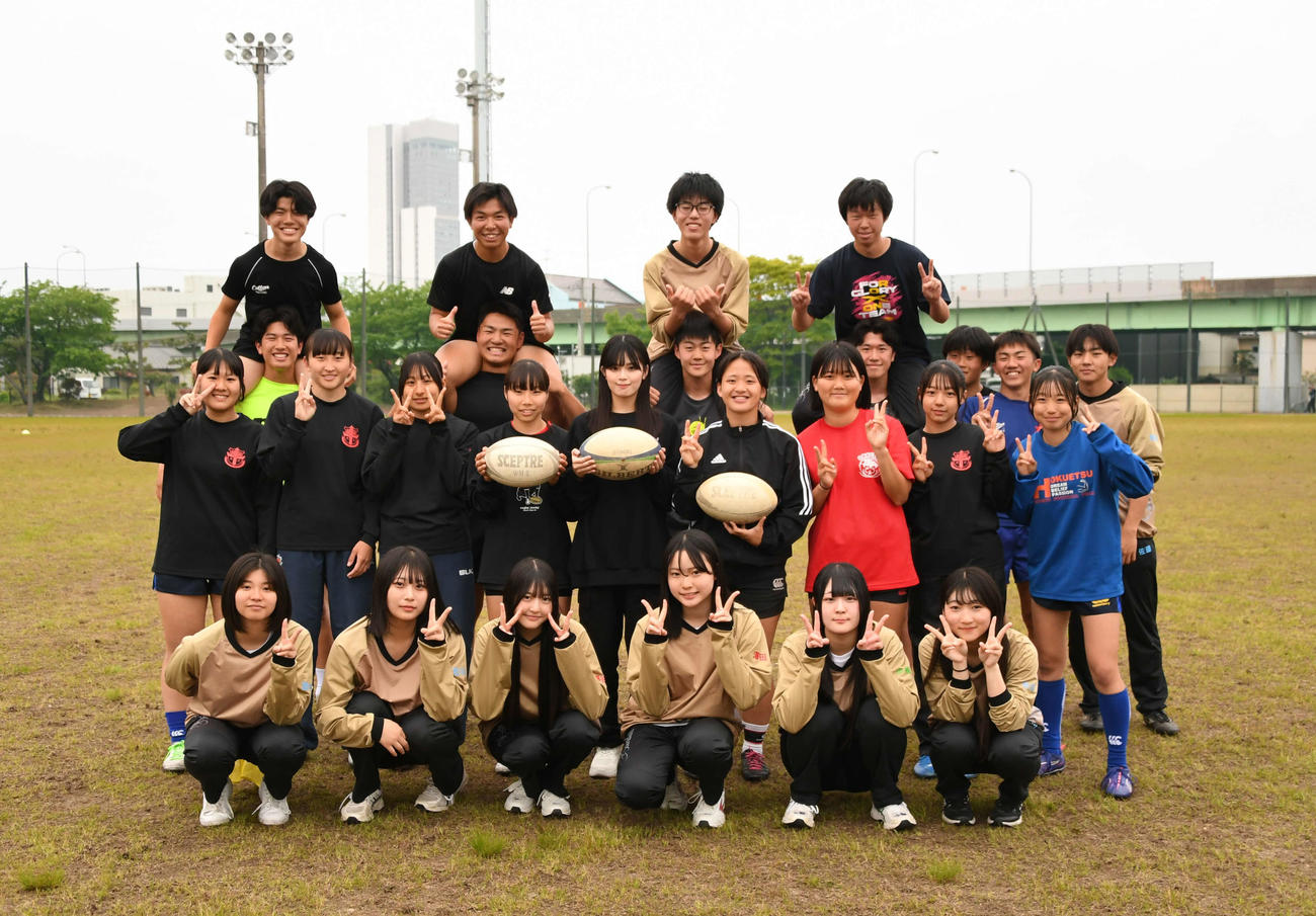 万代の男女ラグビー部員も加わって記念撮影。楽しそうな雰囲気が印象的でした（2列目左から5人目が谷口）