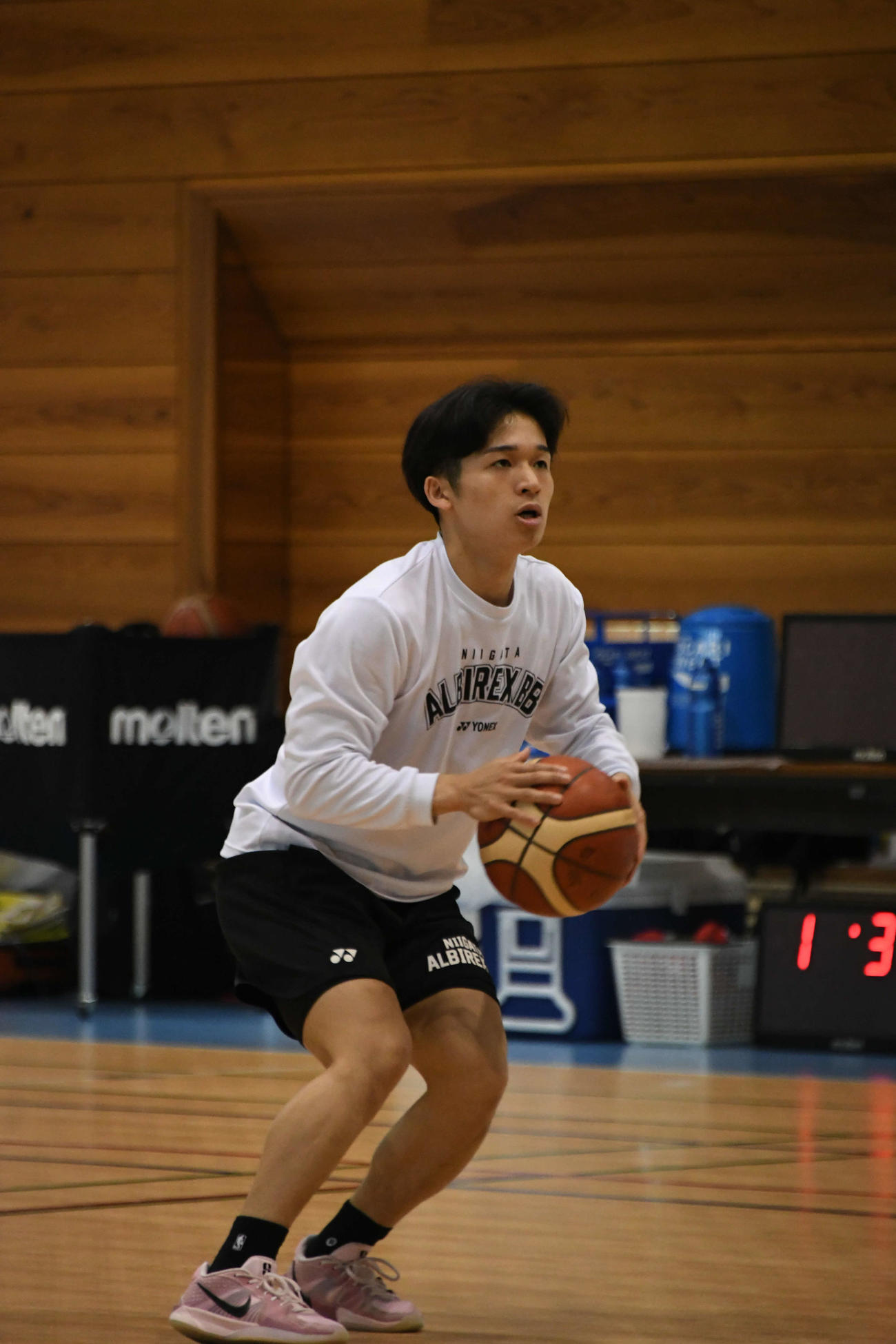 シュート練習をする新潟樋口
