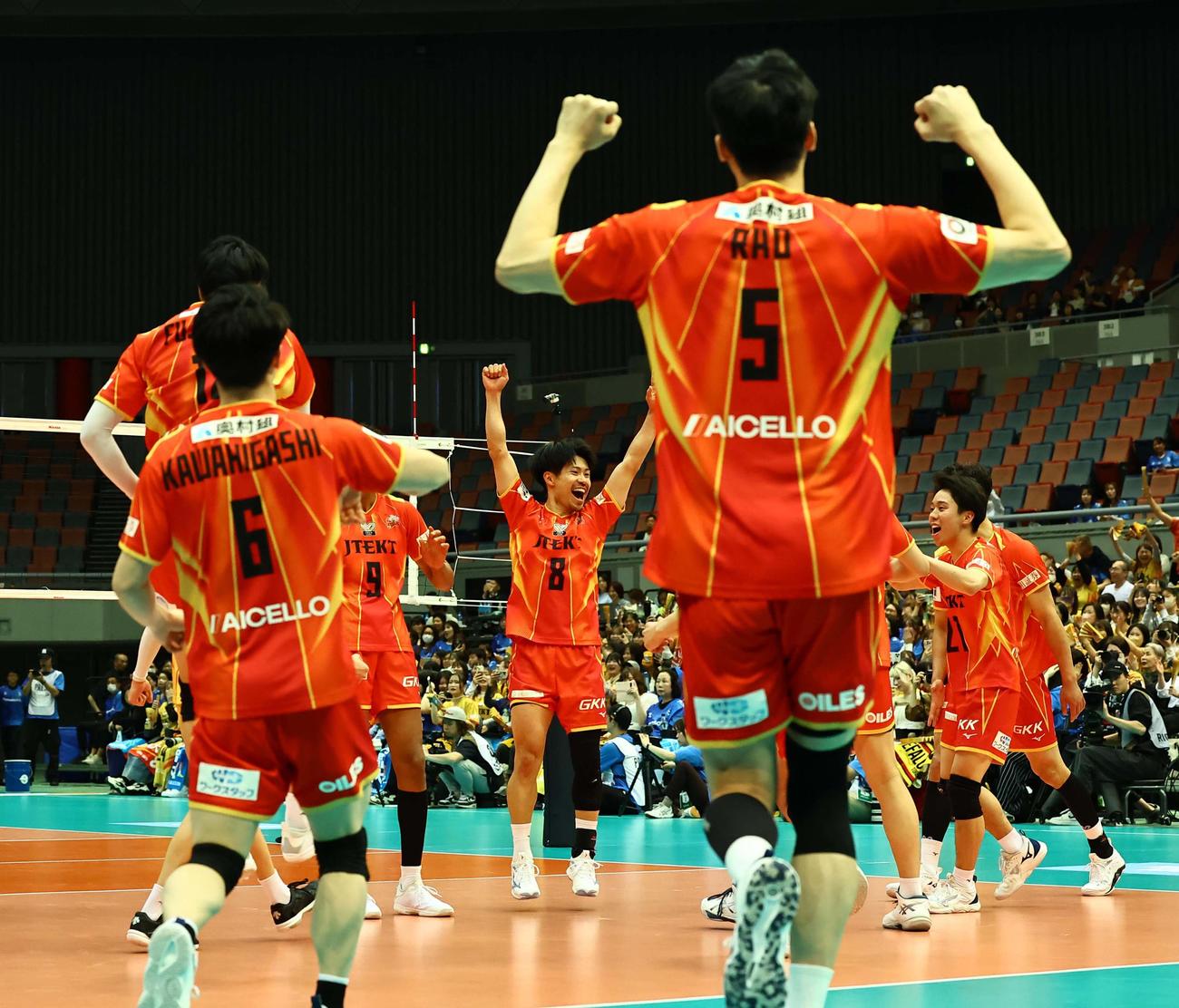 ４月25日のＳＶリーグプレーオフ準決勝で、大阪Bに勝利しガッツポーズする愛知・関田（中央）