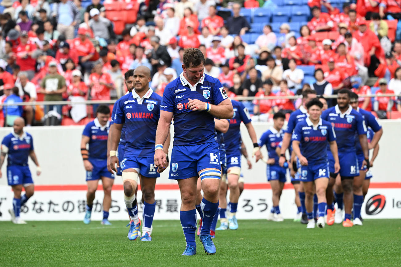 静岡対神戸　神戸に敗れ肩を落とす静岡の選手ら（撮影・和賀正仁）