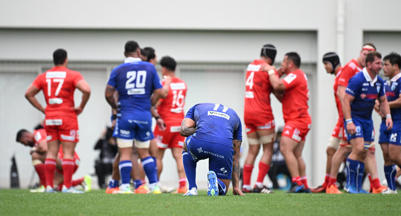 静岡対神戸　神戸に敗れ肩を落とす静岡の選手ら（撮影・和賀正仁）