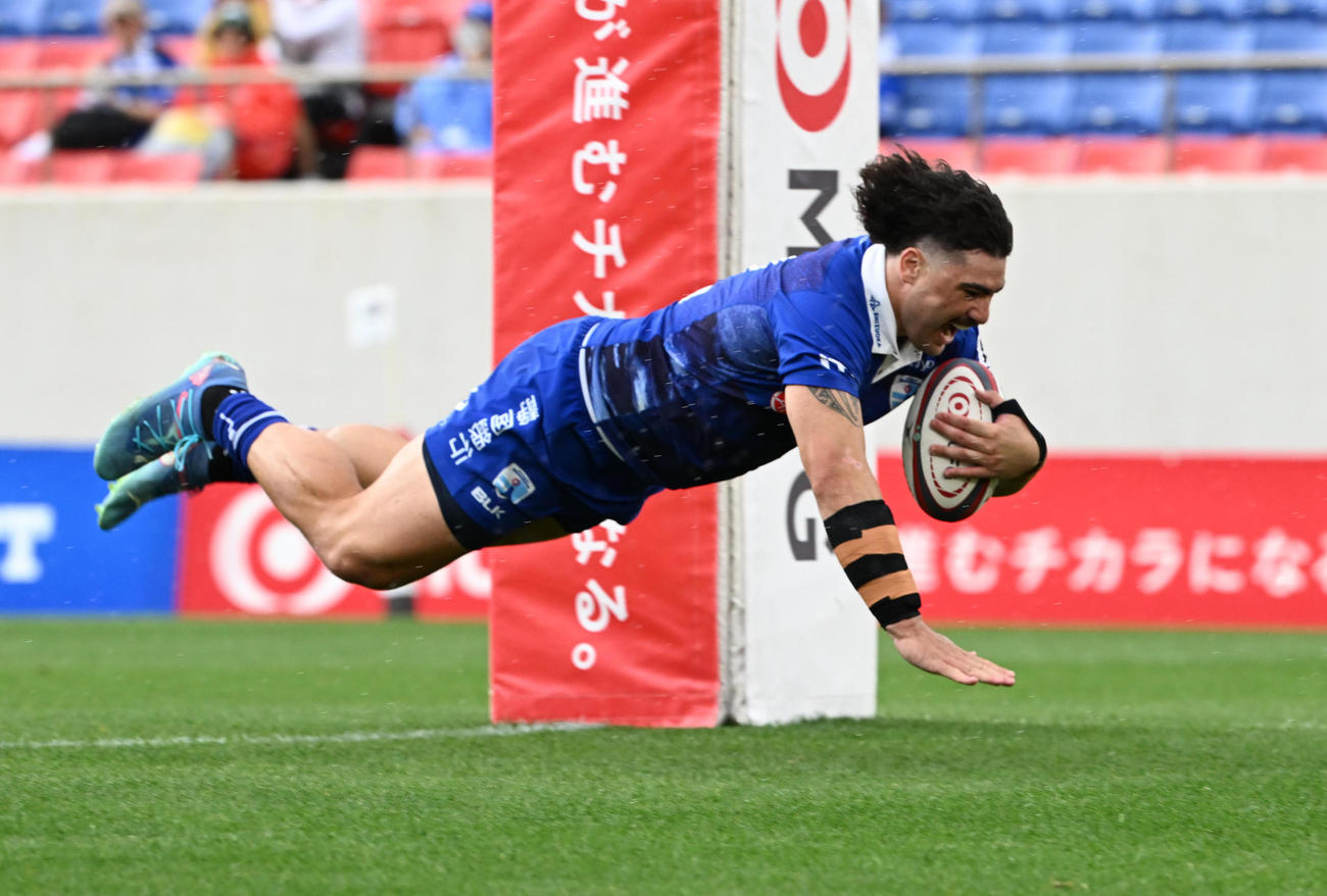 静岡対神戸　前半、中央付近からボールをつなぎ先制トライを奪う静岡ヴァレンス・テファレ（撮影・和賀正仁）