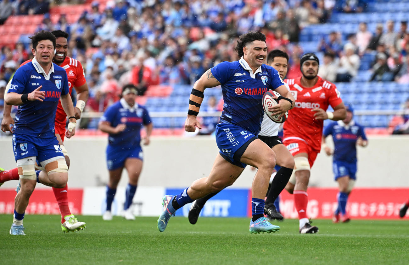 静岡対神戸　前半、中央付近からボールをつなぎ先制トライを奪う静岡ヴァレンス・テファレ（撮影・和賀正仁）