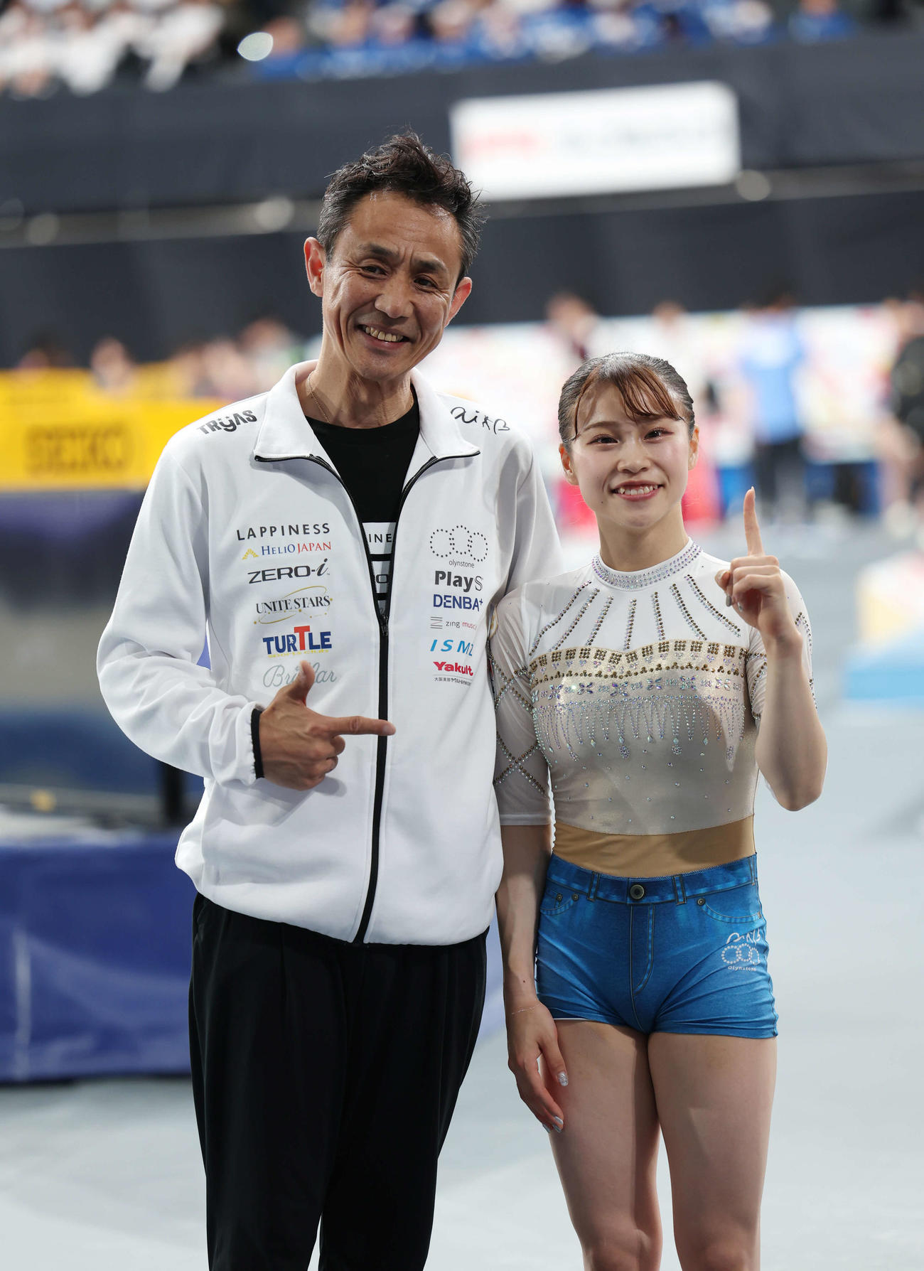 10年ぶりの優勝をし、笑顔でコーチと写る杉原（撮影・増田悦実）