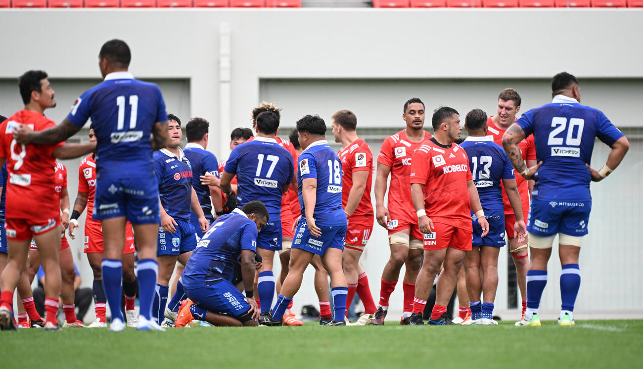 静岡対神戸　準決勝に駒を進め喜びあう神戸の選手ら（撮影・和賀正仁）