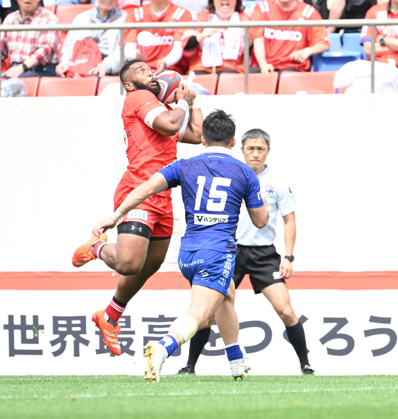 静岡対神戸　後半、キックパスをキャッチしそのまま左隅にトライを奪う神戸ブルア（撮影・和賀正仁）