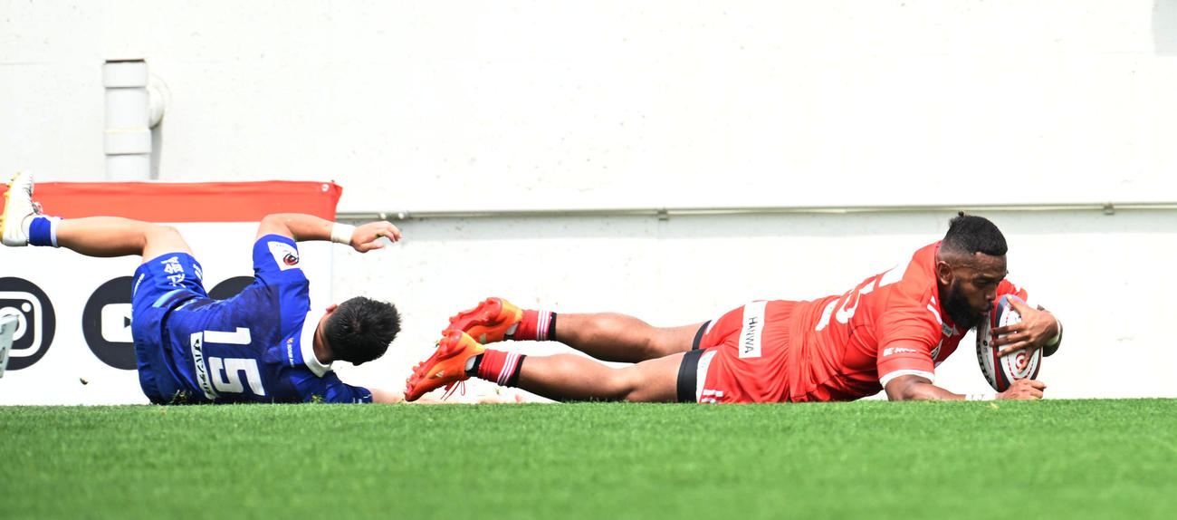 静岡対神戸　後半、キックパスをキャッチしそのまま左隅にトライを奪う神戸ブルア（撮影・和賀正仁）
