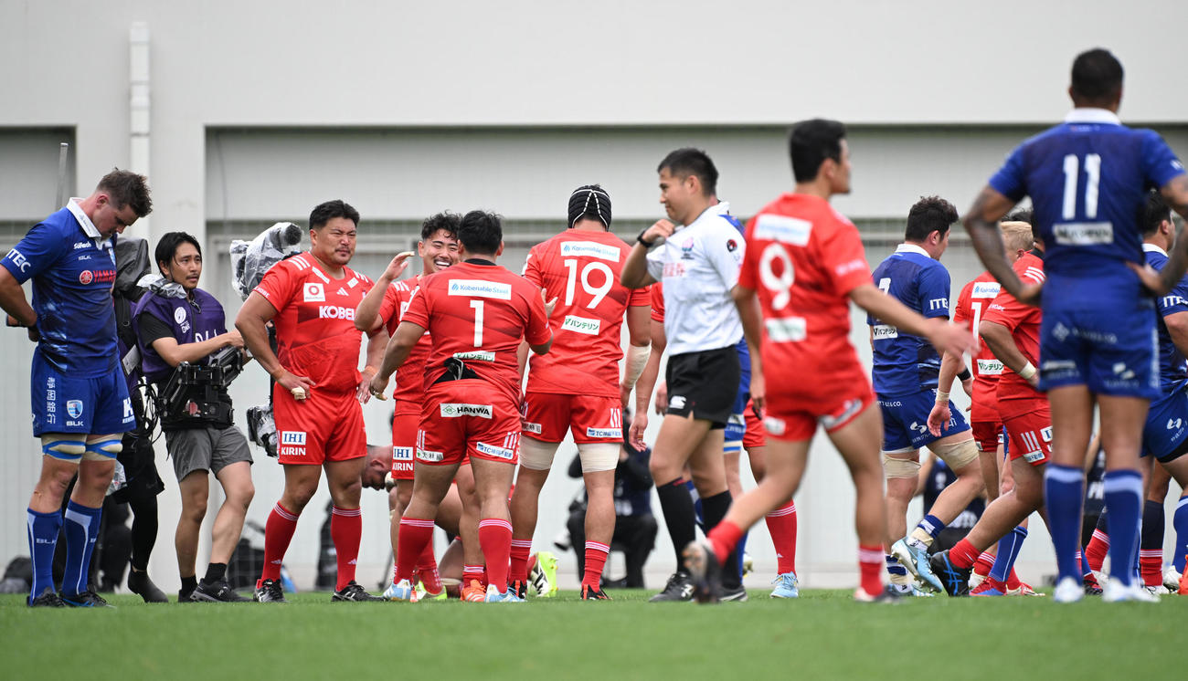 静岡対神戸　準決勝に駒を進め喜びあう神戸の選手ら（撮影・和賀正仁）