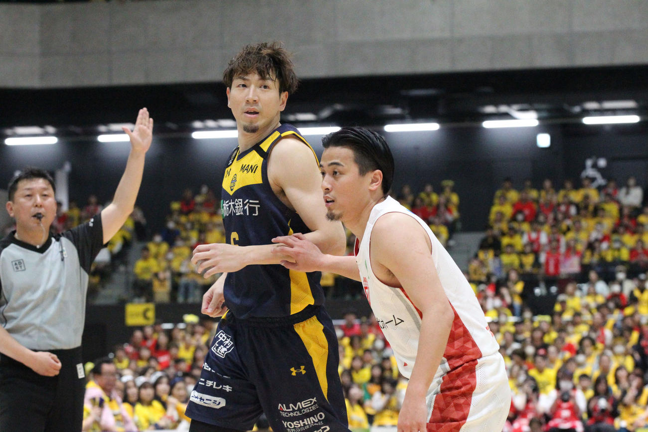宇都宮対千葉J CS準決勝初戦で敗れた千葉Jのエース富樫勇樹。左は宇都宮の比江島慎（撮影・沢田啓太郎）