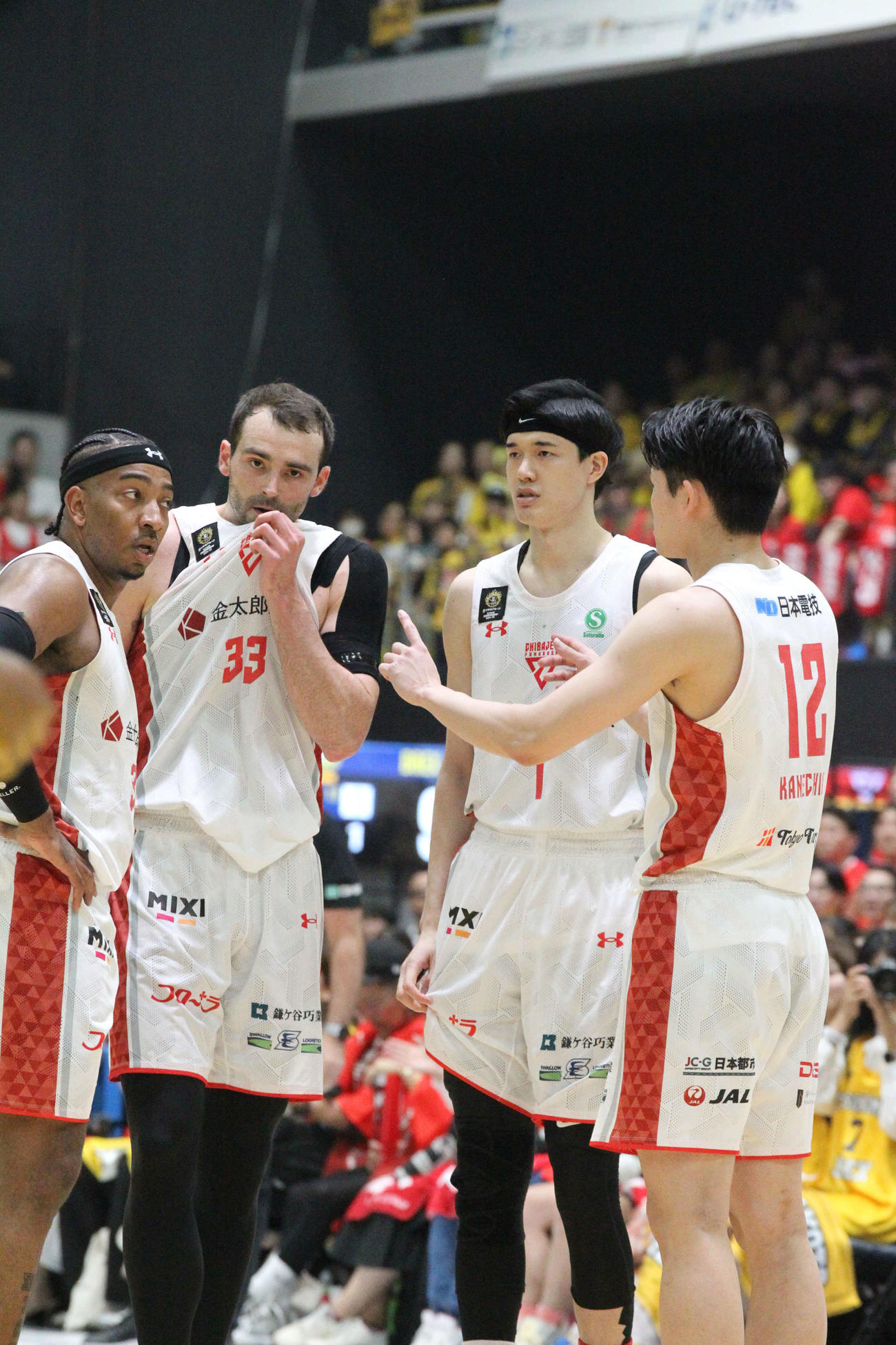 宇都宮対千葉J Bリーグのチャンピオンシップに初めて出場した千葉Jの渡邊雄太（右から2人目）は敗戦濃厚の展開に厳しい表情（撮影・沢田啓太郎）