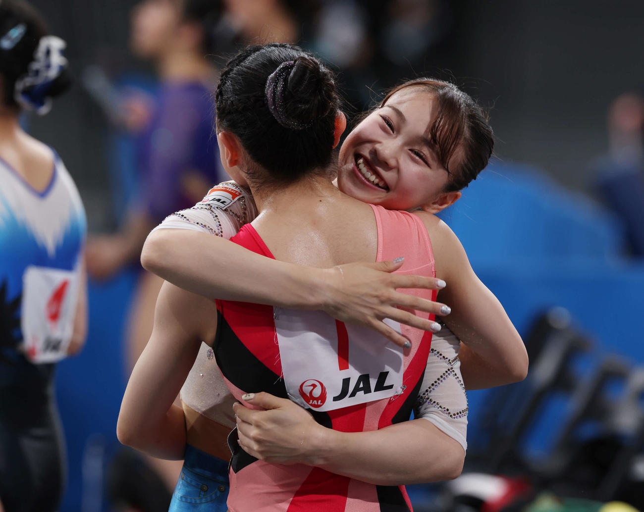 優勝が決まり、2位の岸とハグをする杉原（右）（撮影・増田悦実）