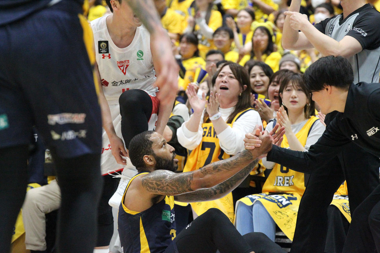 宇都宮対千葉J　チーム最多の○得点をマークした宇都宮D.J・ニュービルは相手からファウルをもらう（撮影・沢田啓太郎）