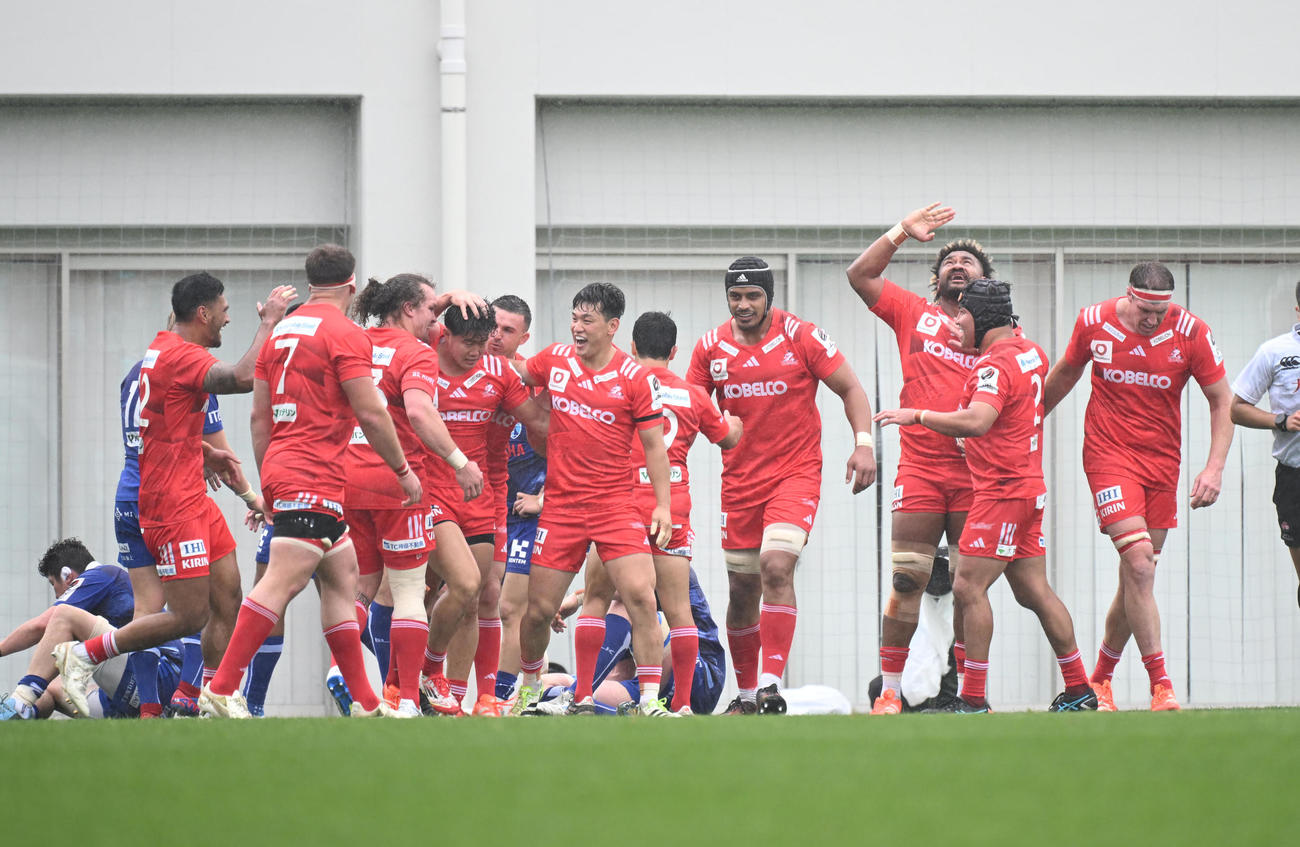 静岡対神戸　前半、ゴール前のラックから飛び込みトライを奪う神戸ワイサケ・ララトゥブア（右から3人目がポーズ（撮影・和賀正仁）