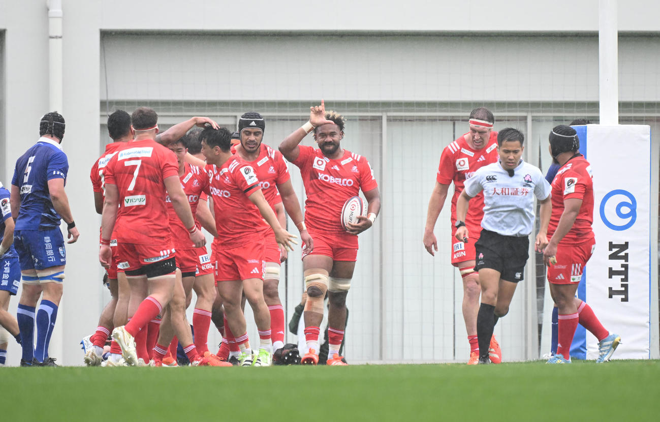 静岡対神戸　前半、ゴール前のラックから飛び込みトライを奪う神戸ワイサケ・ララトゥブア（右から3人目がポーズ（撮影・和賀正仁）